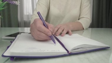 İş kadını akıllı telefona güvenir. Kağıt not defterine yazarlar.