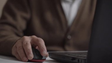 Üst düzey kişi bilgisayar becerilerini geliştiren internet sitelerinde sörf yapıyor