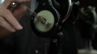 terzinin eli dikiş makinesini döndürür.