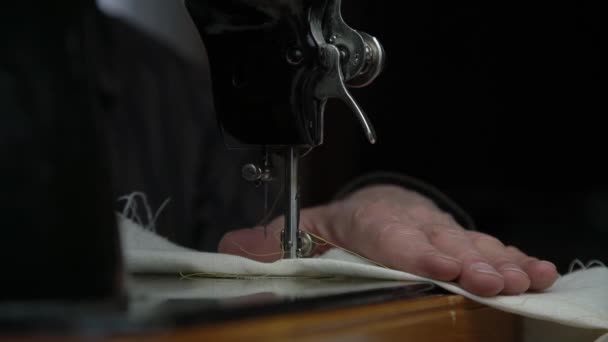 Άνθρωπος εργάζεται για ραπτομηχανή κάνοντας κινήσεις βελόνα στο ύφασμα — Αρχείο Βίντεο
