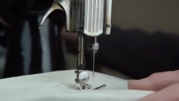 Alfaiate mãos executar ordem vestido de costura ajustando material — Vídeo de Stock