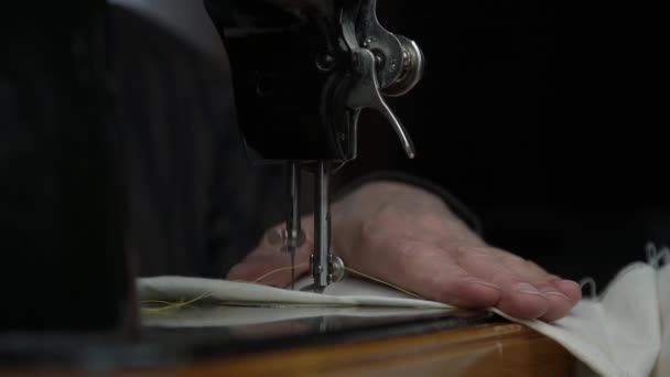 Důchodce šije bílou tkaninu na starý šicí stroj detailní up — Stock video