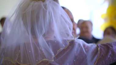 Güzel beyaz peçeli olgun bir kadın son sınıf öğrencisiyle dans ediyor.