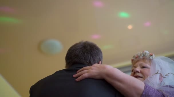 Oudere man in pak knuffels en dansen met gepensioneerde bruid — Stockvideo