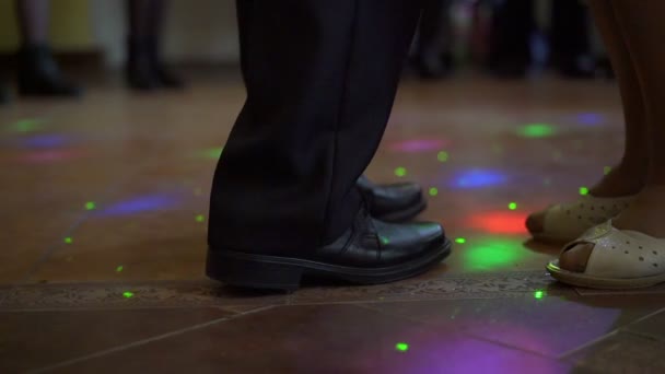 Piernas de hombre en zapatos oscuros bailan cerca de piernas de mujer usando sandalias — Vídeo de stock