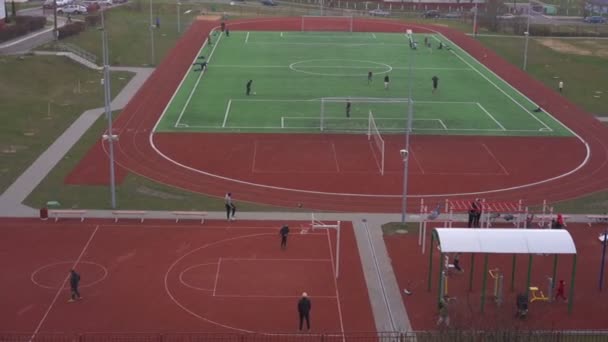 Большая красная спортивная площадка с футбольными и баскетбольными полями — стоковое видео