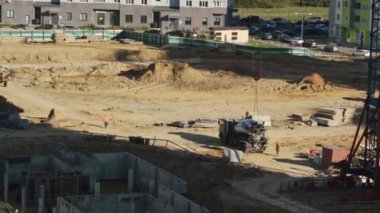 Modern makinelerle inşaat alanında inşaat süreci