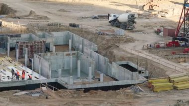 İnşaatları ve inşaatçıları olan modern inşaat alanı