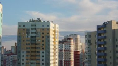 parlak ve renkli duvarları olan modern binalar.