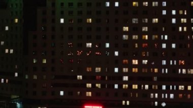 Pencerelerinde yol kenarında lambalar olan büyük konut binası