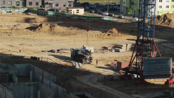 Großbaustelle mit Sandgrube und Kränen — Stockvideo