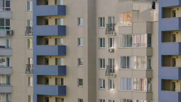 Immeuble résidentiel élevé et coucher de soleil reflété dans les fenêtres — Video