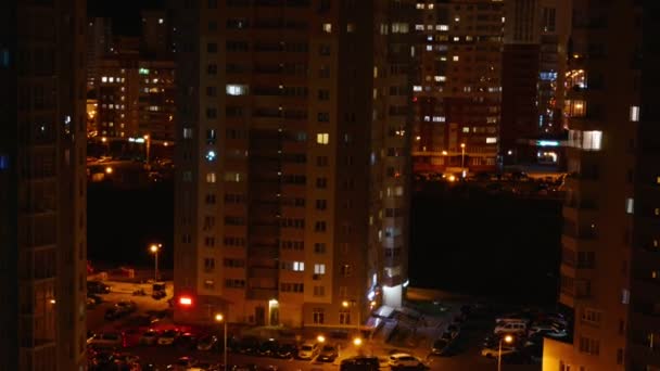 Edificios residenciales altos de varios pisos con estacionamientos — Vídeo de stock