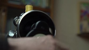 İnsan, sarı iplik tutan makaraya karşı döner.