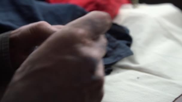Krejčí šije dávat malé knoflíky na manšestrové košili detailní up — Stock video