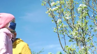 Bahçıvan, torun ağaçlarının çiçek açtığını ve bayanın koktuğunu gösteriyor.