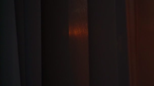 Luz solar da noite brilha através de cortina balançando no vento — Vídeo de Stock