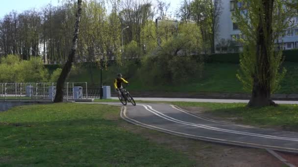 Zawodowych sportowców na rowerze wzdłuż specjalnej drogi asfaltowej — Wideo stockowe