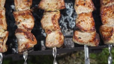 Mangalda eti ters yüz eder. Üst tarafa tükür.