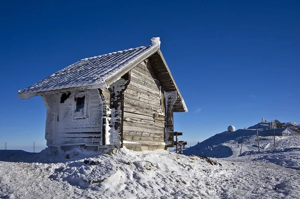 Huis in de bergen op een zonnige dag, Mountain skigebied Kopaonik, Servië — Stockfoto