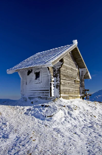 güneşli bir günde, dağ Kayak Merkezi Kopaonik, Sırbistan dağlarda House