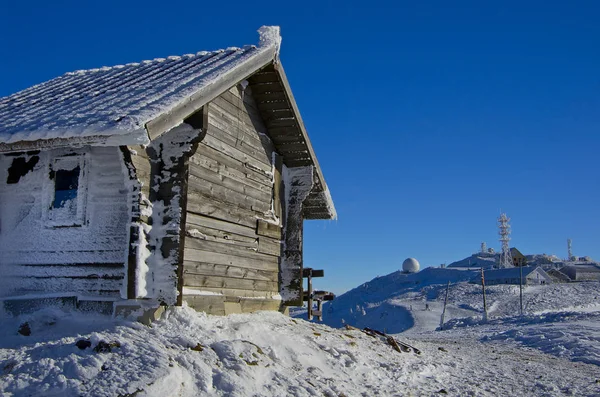 マウンテン スキー リゾート コパオニク国立公園、セルビアの晴れた日に山の家 — ストック写真
