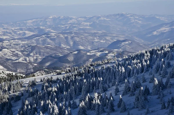 Kabelspoorweg in de winter de bergen, berg skigebied Kopaonik, Servië — Stockfoto