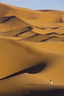 adam çölde, Sahara, Fas