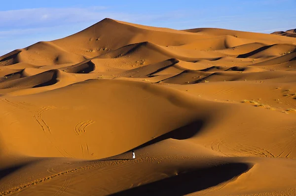 Hombre en el desierto, Sahara, Marruecos — Foto de Stock
