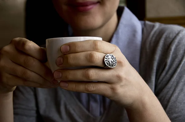 kadının elinde kahve latte