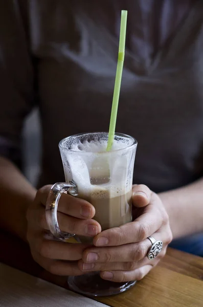 kadının elinde kahve latte