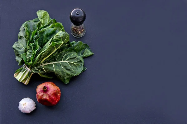 Baharat ve otlar siyah masada