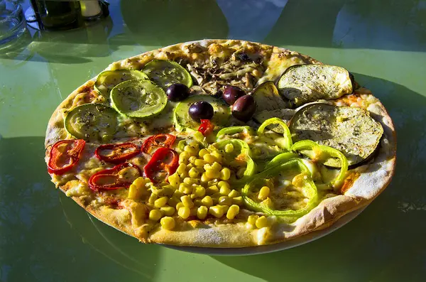 Vejetaryen pizza beyaz zemin üzerine