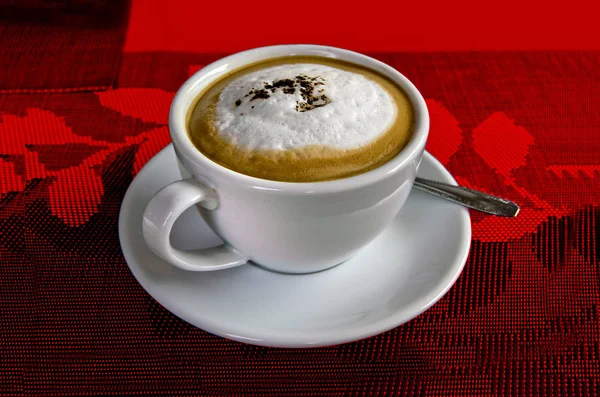 kırmızı bir arka plan üzerinde kahve latte