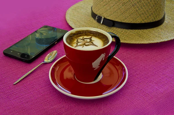 vurup, telefon ve şapka masada kırmızı Kupası