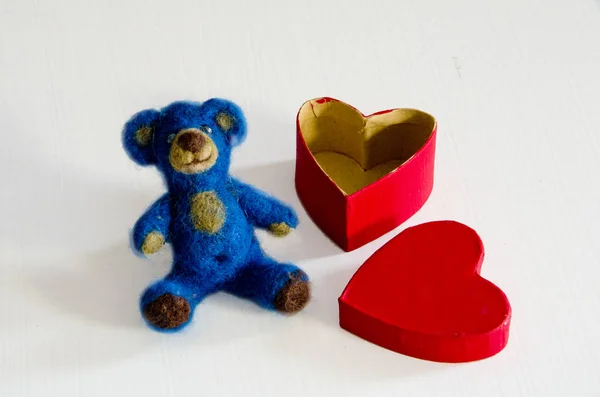 Beyaz arka plan üzerinde Oyuncak Hediyelik keçe