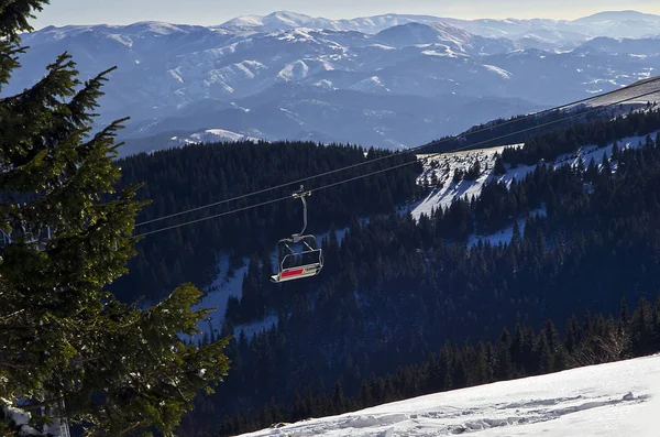 Kabelspoorweg in winter forest Mountain skigebied Kopaonik, Servië — Stockfoto