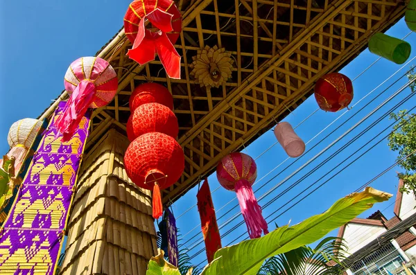 ahşap kapı üzerinde Çin pembe ve kırmızı şenlikli kağıt fenerler