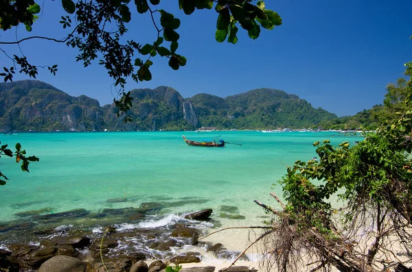 Phi Phi Adası'temiz su üzerinde tekne