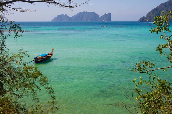 temiz su Phi Phi Lay adanın üzerinde ahşap tekne