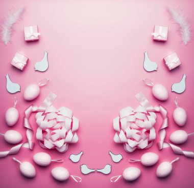 Paskalya arkaplan çerçevesi, pembe arka planda yumurtalar, tüyler ve kurdeleler, üst manzara, tasarımınız için kopyalama alanı. Düz yatıyordu