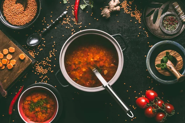 Здоровий Вегетаріанський Суп Сочевицею Темному Кухонному Столі Інгредієнтами Вегетаріанська Їжа — стокове фото
