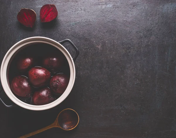 Racines Betterave Bouillies Entières Dans Une Casserole Avec Cuillère Bois — Photo