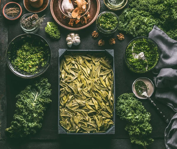 Зеленая Свежая Паста Кале Песто Приготовление Темном Столе Ингредиентами Кухонными — стоковое фото