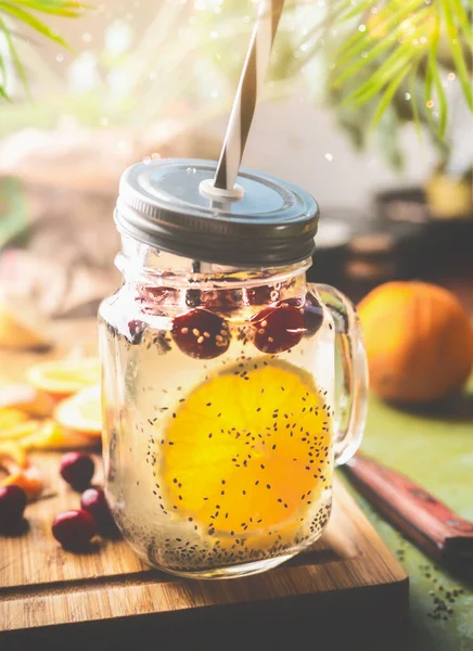 Chiafrön Avgiftar Vatten Hälsosam Dryck Med Apelsinjuice Citronsaft Och Tranbär — Stockfoto