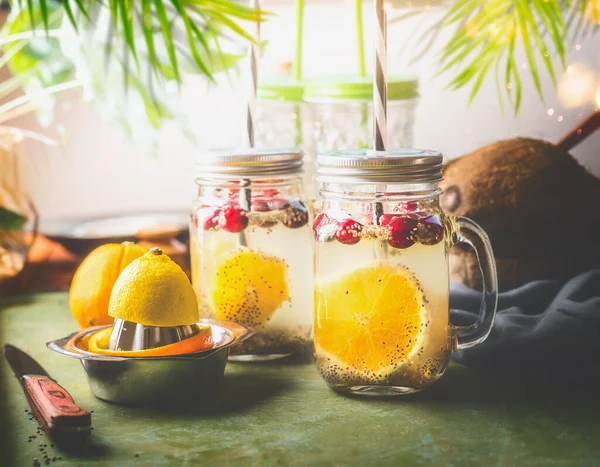 Detox Chia Zaden Drinken Met Sinaasappelmoes Citroensap Veenbessen Glazen Potjes — Stockfoto