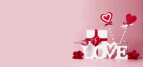 情人节背景 礼品盒 红丝带和红心棒棒糖 节日问候的概念 浪漫爱情宣言的概念 复制空间为您的设计 — 图库照片