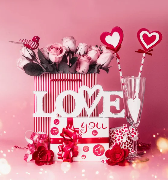 情人节漂亮浪漫的作文 爱你的消息与礼品盒 红丝带 玫瑰和心脏袋 装饰和香槟酒眼镜 节日问候概念 — 图库照片