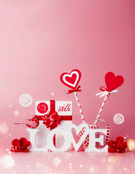 情人节背景 配爱信息 礼品盒 红丝带和红心棒棒糖 节日问候的概念 浪漫爱情宣言的概念 为您的设计提供复制空间 — 图库照片