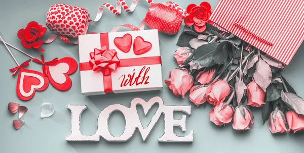 情人节的爱是用礼品盒和红色蝴蝶结 购物袋和玫瑰 红心和派对饰物制成的 带着爱的信息平躺在地上 从上方看 — 图库照片